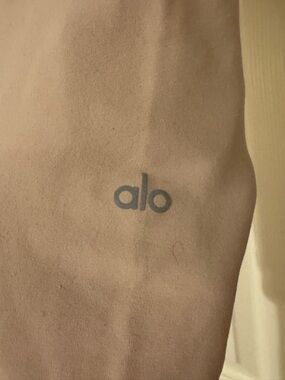 ALO Yoga Cream Airbrush Capri Leggings